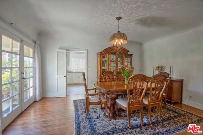 dining room - 1025 S Burnside Ave