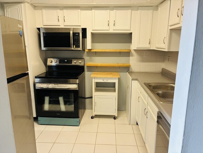 Building Photo - 2821 Somerset Dr