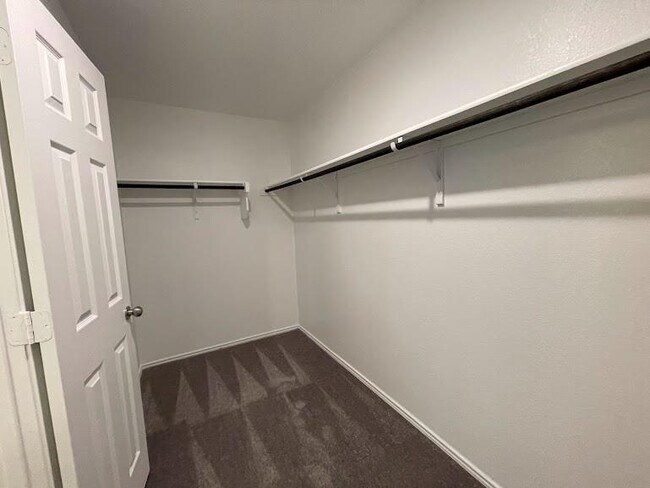 Building Photo - 640 Pickrell Lp