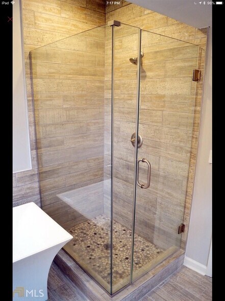 Master Bedroom Bathroom. - 916 Coleman St SW