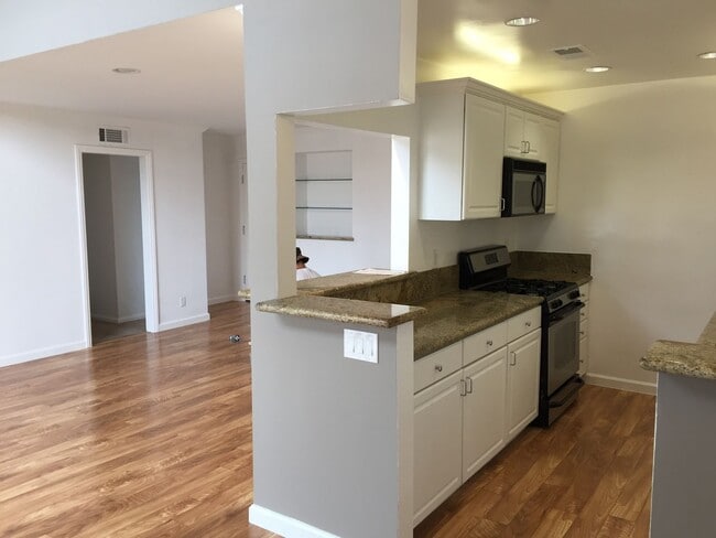Building Photo - Beautifully Renovated 2 Bed/2 Bath Apartme...