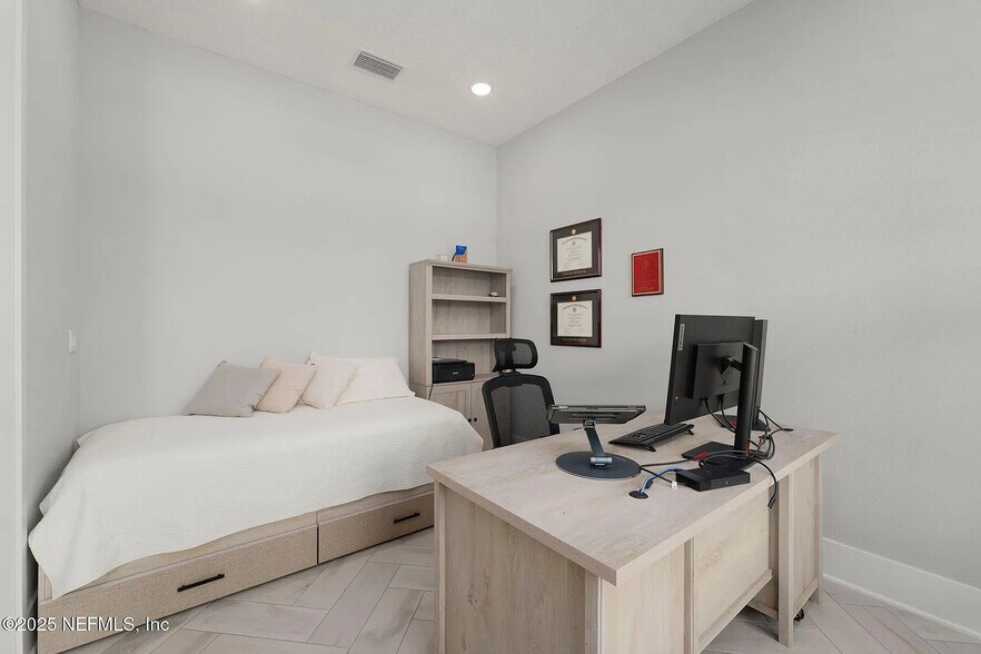 Building Photo - 40 Blue Hampton Dr