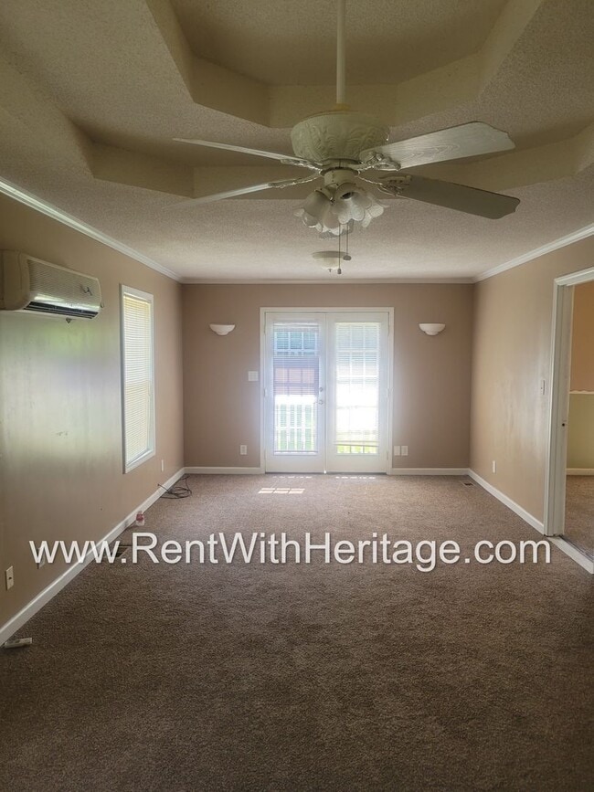 Building Photo - GREAT HOME / 3 BEDROOMS AND BONUS ROOM / GREAT LOCATION /  PRIVATE FENCED YARD