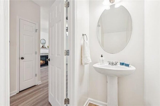 Building Photo - House 3 Beds 3 Bath