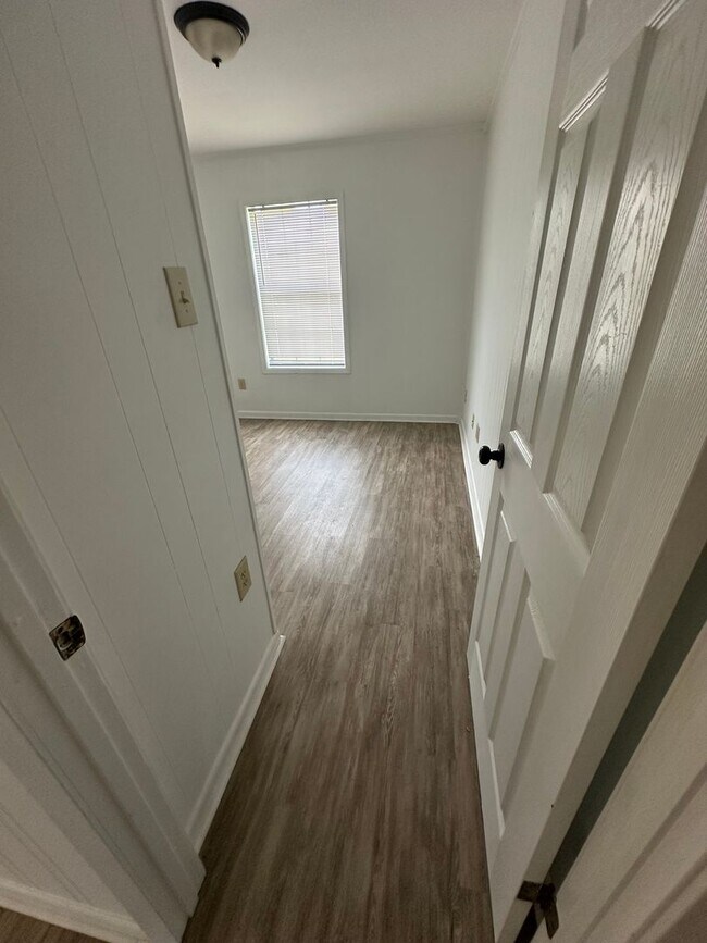 Building Photo - Updated 3 Bedroom 1.5 Bath Home in Gray