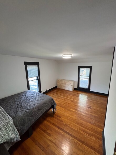 bedroom 2 - 302 W Washington St