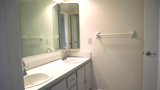 Building Photo - 194 Lake Arbor Dr