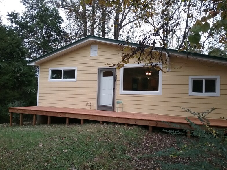 Primary Photo - 692 Rivercliff Rd