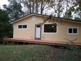 Building Photo - 692 Rivercliff Rd
