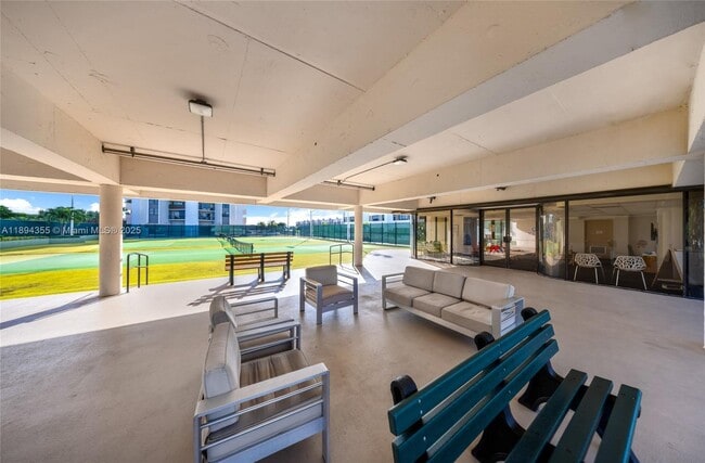 Building Photo - 1800 NE 114th St