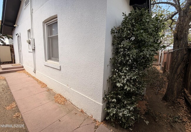 Building Photo - 319 Thoma St