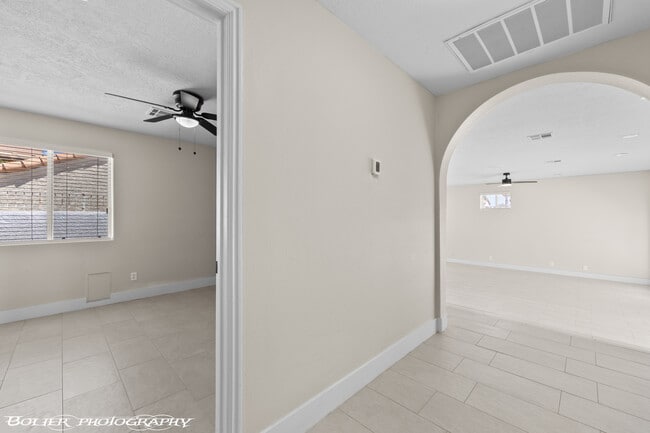 Building Photo - 931 Chaparral Dr