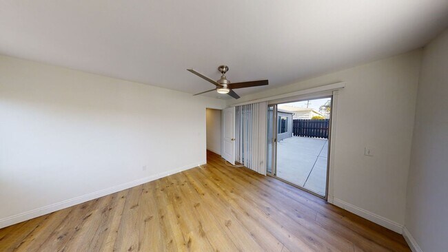 Building Photo - Remodeled! LARGE Living Room!