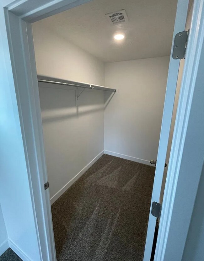 Building Photo - Spacious 3 Bedroom 2.5 Bathroom End Unit in Cedar City!