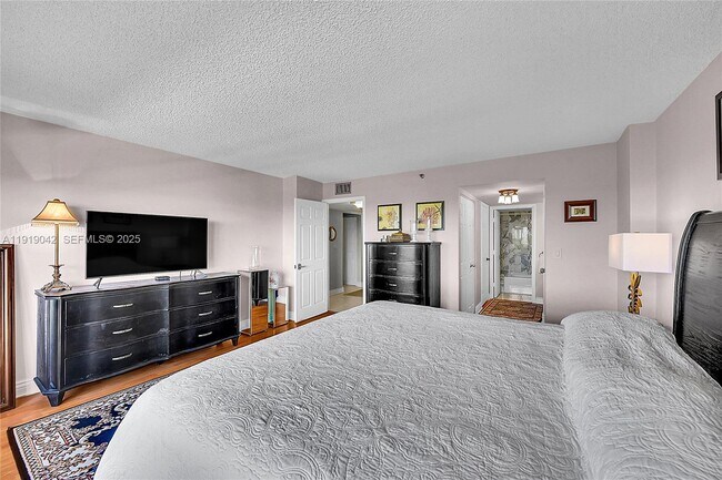 Building Photo - 3200 Port Royale Dr N