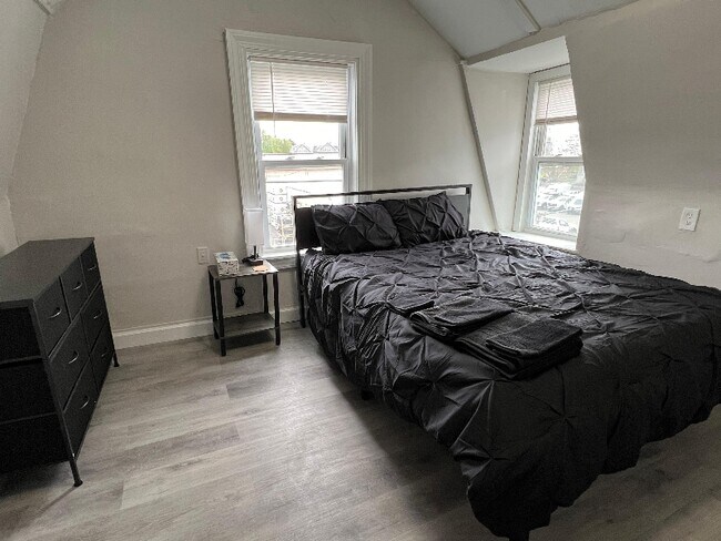 Building Photo - 14 Lathrop St