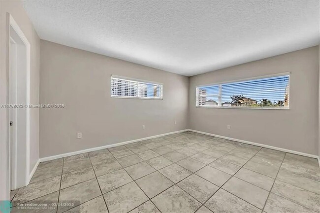 Building Photo - 300 Oregon St