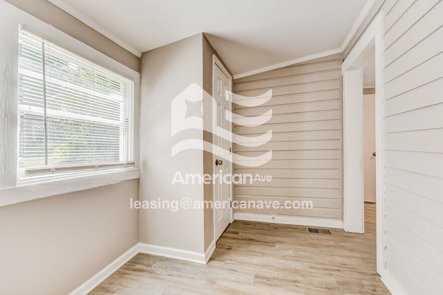 Building Photo - 907 47th Way S