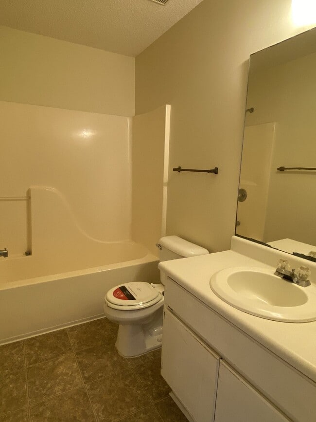 Building Photo - Apartment For Rent