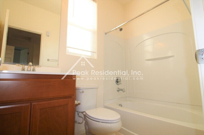Building Photo - Newer South Sacramento Area 3bd/2.5ba Home