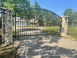 Building Photo - 1665 Sparkman Dr