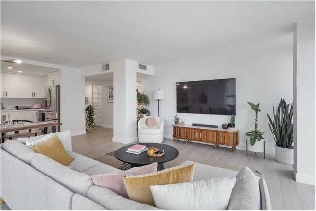 Living room - 600 NE 36th St
