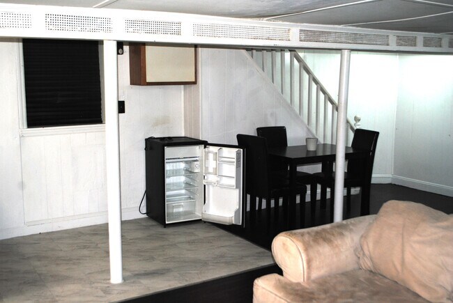 Building Photo - 2619 Saint Raymonds Ave