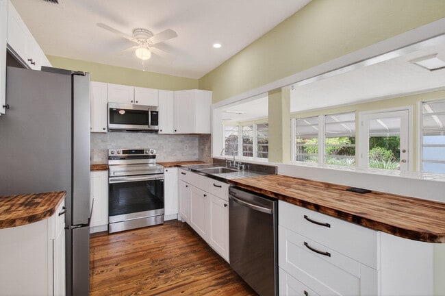 Building Photo - 817 N Palmway