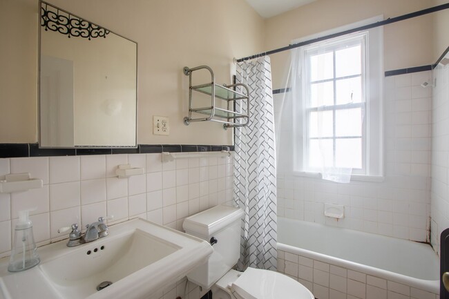 Building Photo - Amazing 2 BR/1 BA Condo in Georgetown, DC!