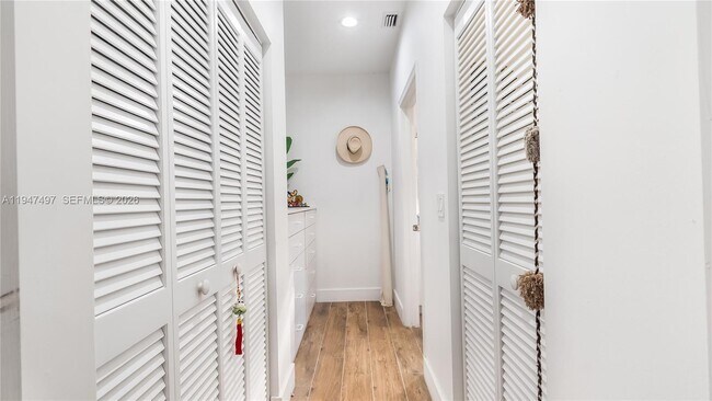 Building Photo - 2633 Oakbrook Dr