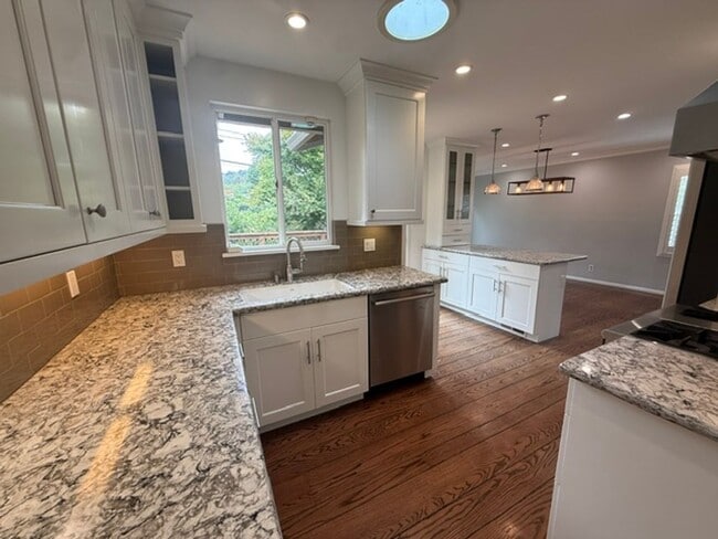 Building Photo - 3824 Fernwood St