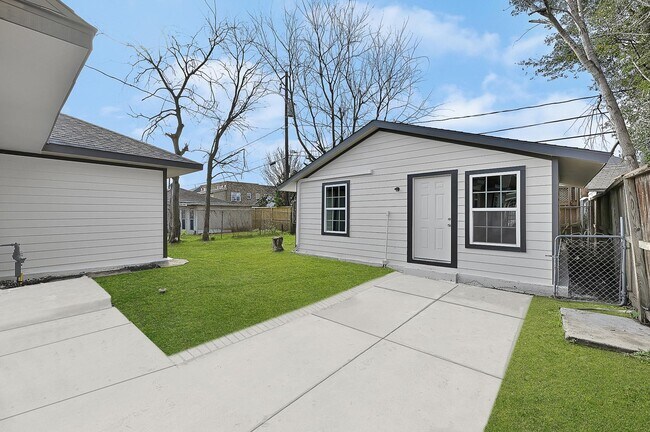 Building Photo - 224 Everton St