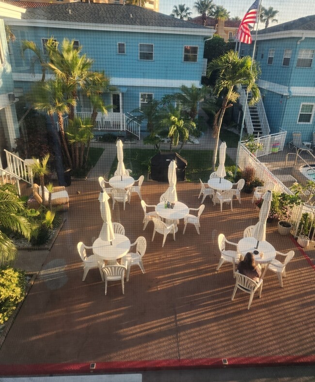 Building Photo - 483 E Shore Dr