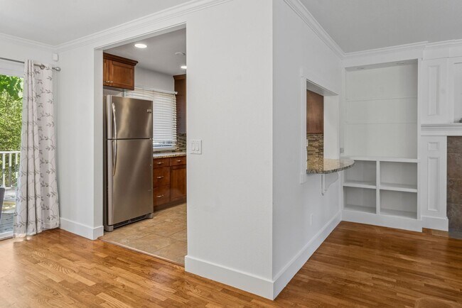 Building Photo - Bright Cozy Home w/ Deck & Yard Near Des M...