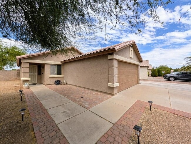 Building Photo - 15746 W Elm St