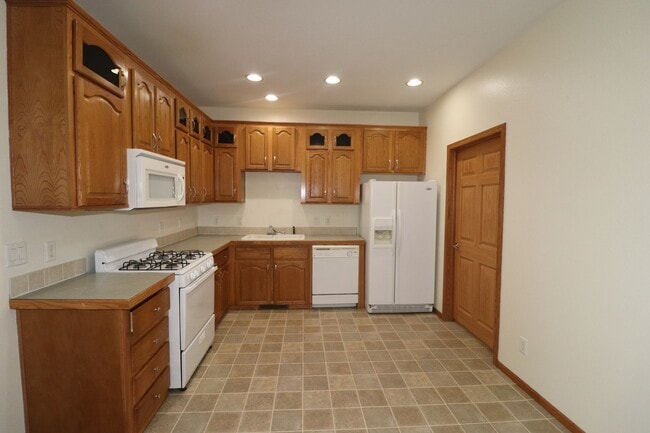 Building Photo - Spacious Home for rent!