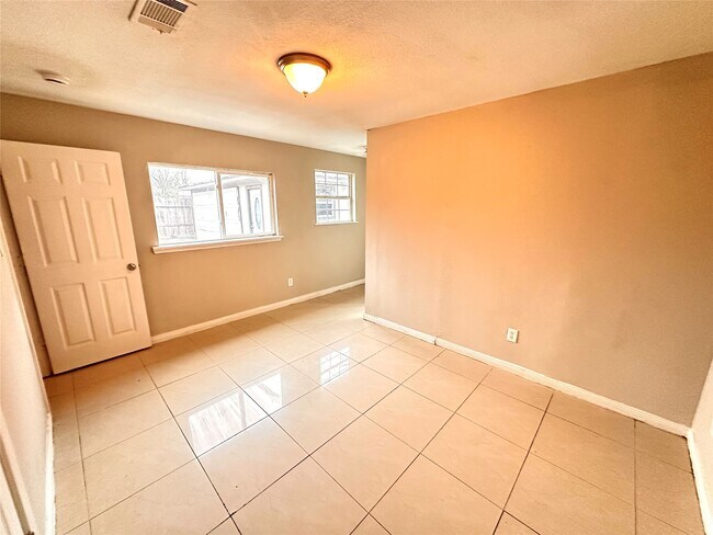 Building Photo - 1209 Glenn Ave