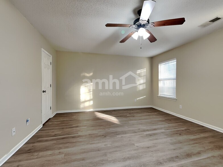 Building Photo - 7 Holly Springs Cir