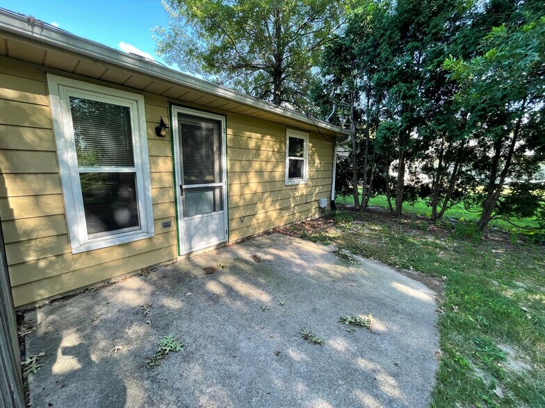 Building Photo - 5633 Bluebird Ct