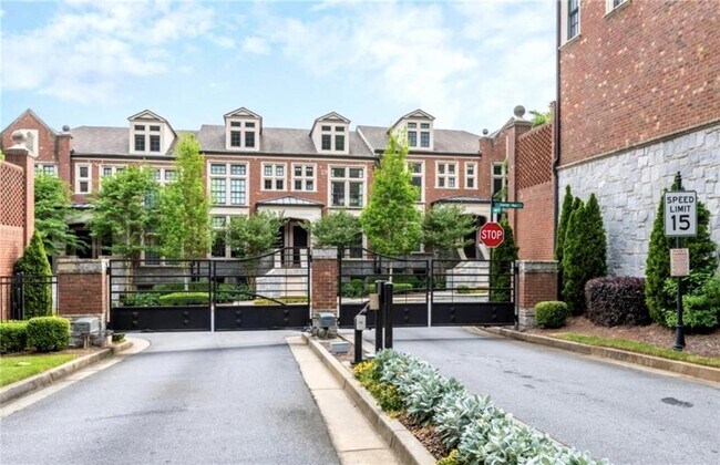 Building Photo - 2910 Hermance Dr NE