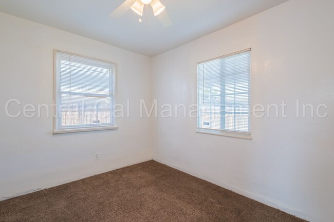 Building Photo - 2 Bedroom/1 Bath Home - $1250 per month!