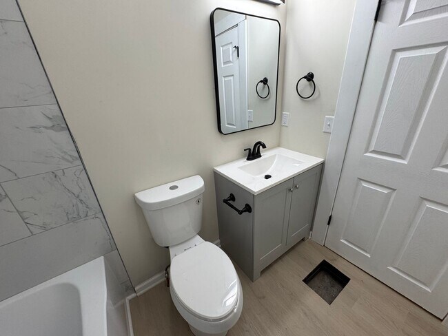 Building Photo - 4 bedroom with bonus room, 3 full bathrooms in Davenport