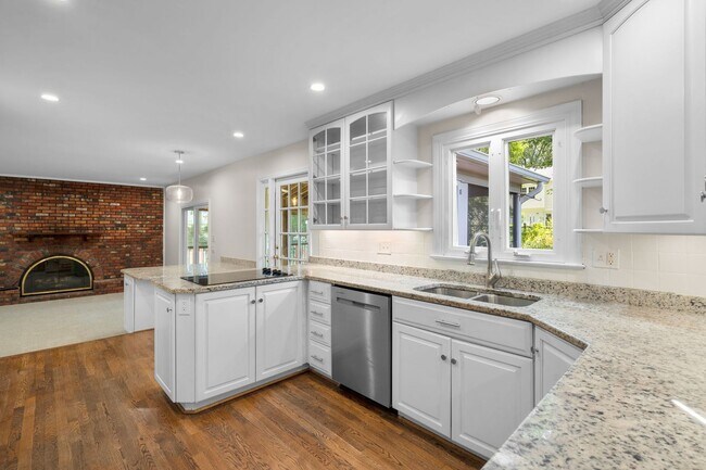 Building Photo - 5 Bed 3 Bath - Rockville Colonial - Update...