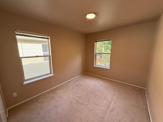 Building Photo - 3 Bed 2.5 Bath House In Leschi