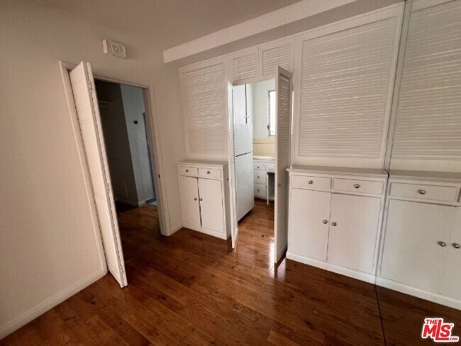 Building Photo - 1323 N Olive Dr