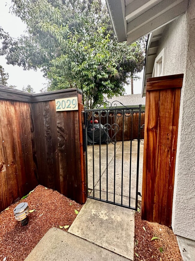 Building Photo - Davis - Centrally Located Home