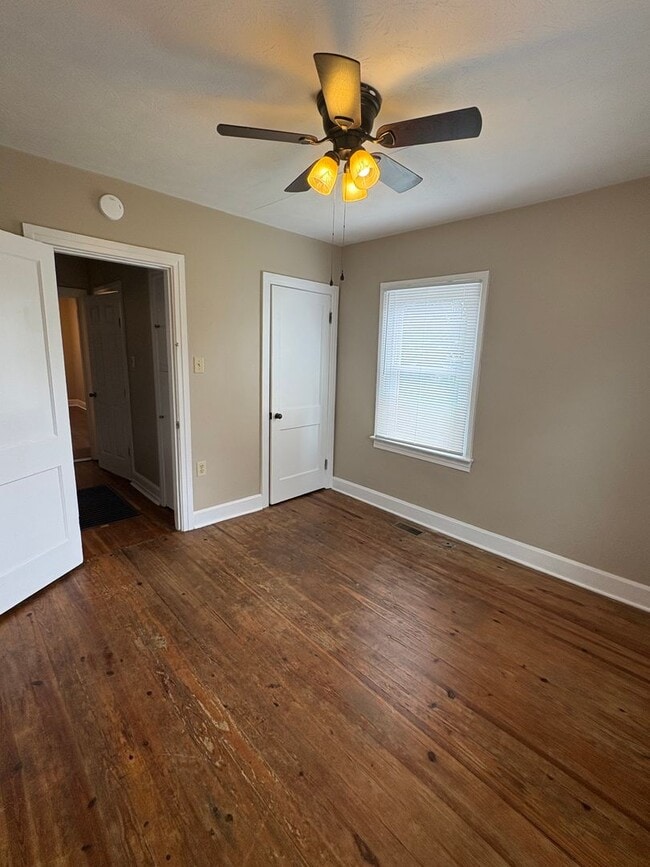 Building Photo - 2 Bed 1 Bath Single Family Brick Home!