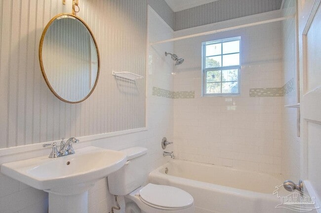 Building Photo - 618 N B St