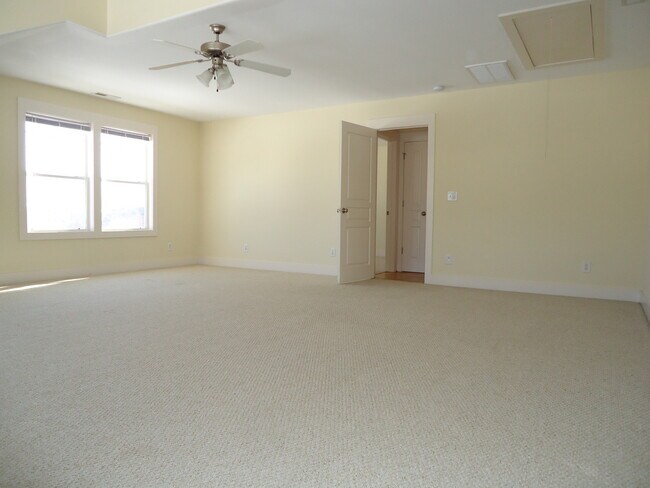 Building Photo - 220 Ruth Cir