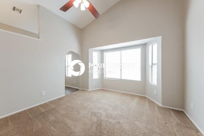 Building Photo - 3 Bedroom Pet-Friendly Home in TUCSON, AZ with Main Street Renewal